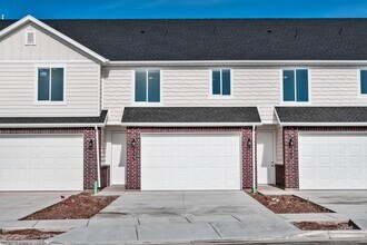Building Photo - Beautiful 3 Bed, 2.5 Bath Town Home Located in the Sycamore Place Community in West Haven! Availa...