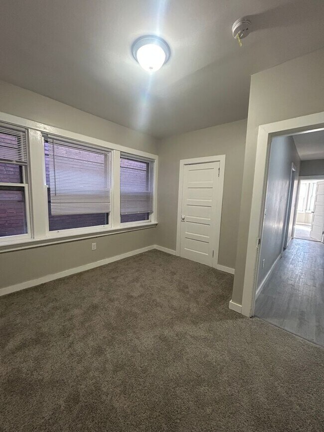 Building Photo - 320 Maclay St