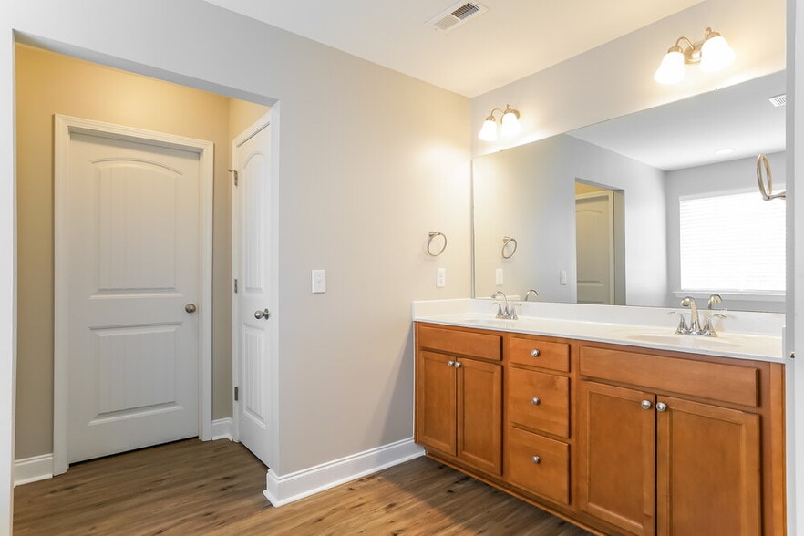Building Photo - 335 Clubhouse Dr