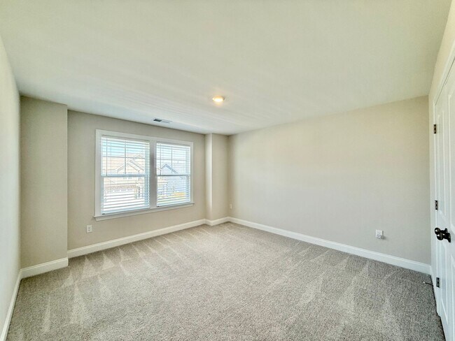Building Photo - Luxurious 5BD, 4.5BA Holly Springs Home in an HOA Community with Resort-Style Amenities near Down...