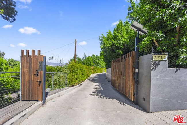 Building Photo - 3712 Broadlawn Dr