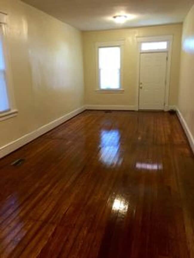 Building Photo - 3 bed 2 bath house. Laundry, all electric,...