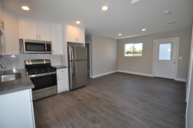 Building Photo - 7BD on Mary Lane! Huge Front Patio, Back Y...