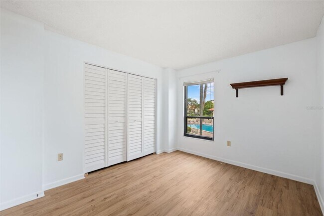 Building Photo - 138 1st St E