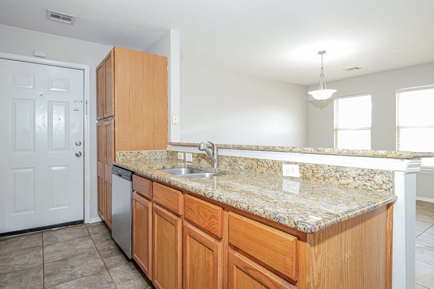 Building Photo - 1933 Creekridge Dr