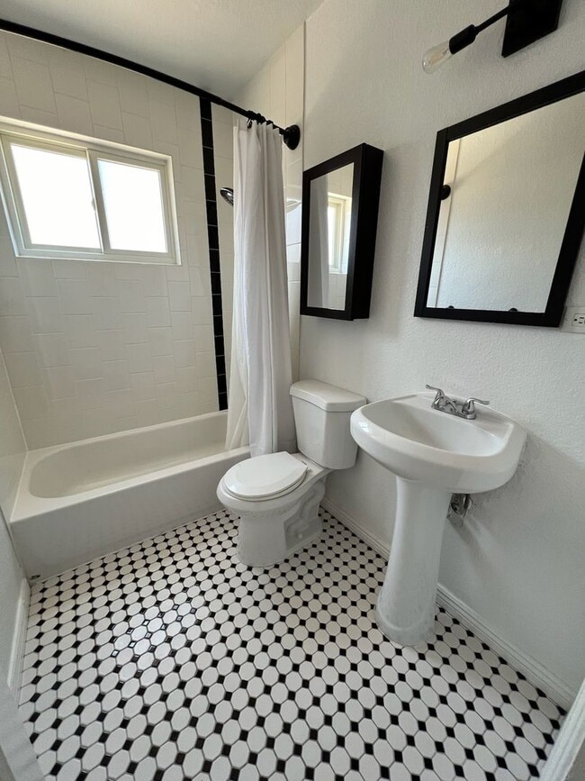 Building Photo - Must see Updated 2 bedroom, 1 bath home - Great Location!