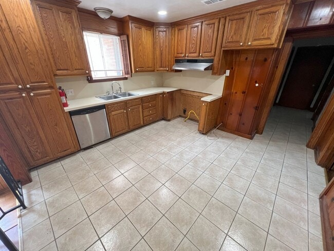 Building Photo - 4 bedroom, 2 bathroom home located in Bato...