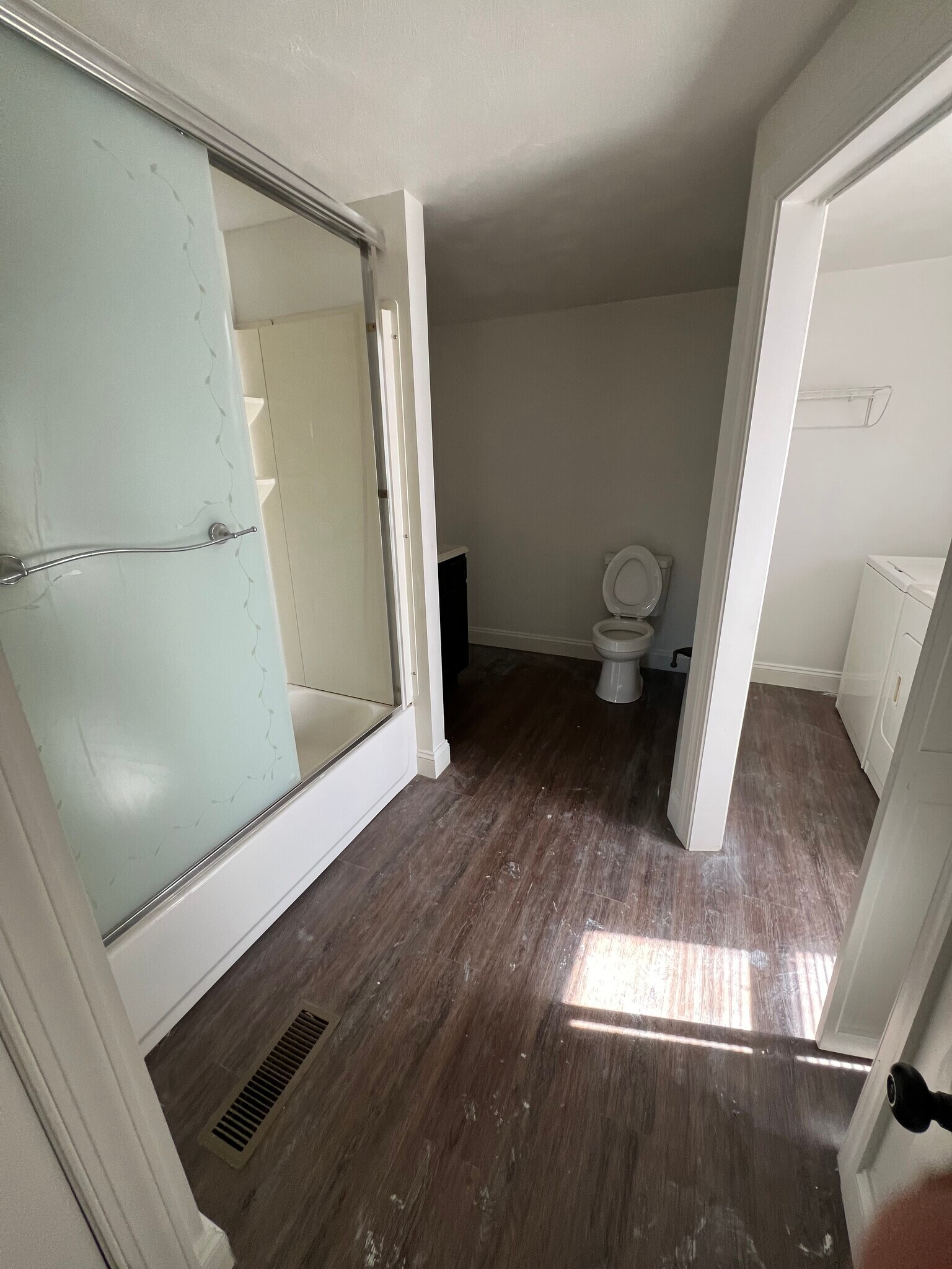 bathroom - 1-2 W Hanover St