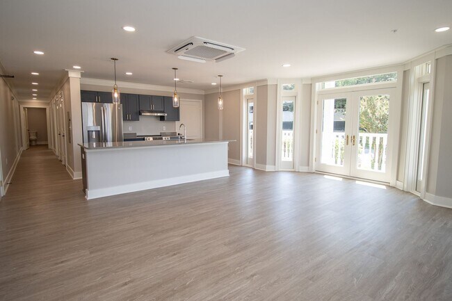 Building Photo - Historic Elegance Meets Modern Luxury – 2 Bed / 2 Bath Apartment in Downtown Columbia