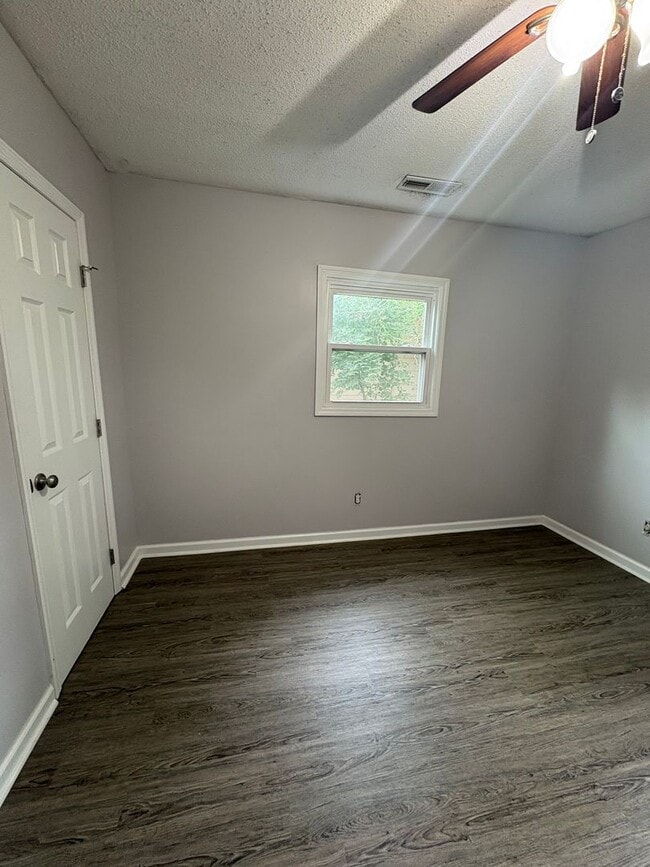 Building Photo - 2 bedroom 1 Bath Apartment
