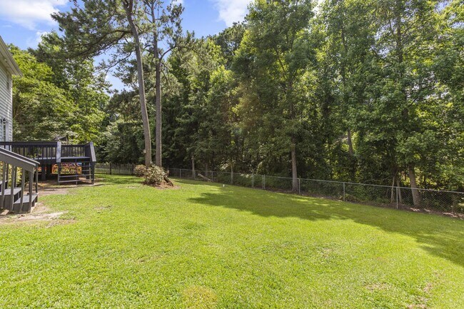 Building Photo - Inviting Jacksonville Home Near Shopping, Dining & Everyday Conveniences
