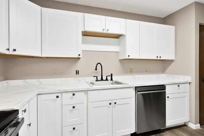 Building Photo - Modern 3-Bedroom Duplex in Holiday Hills, Traverse City