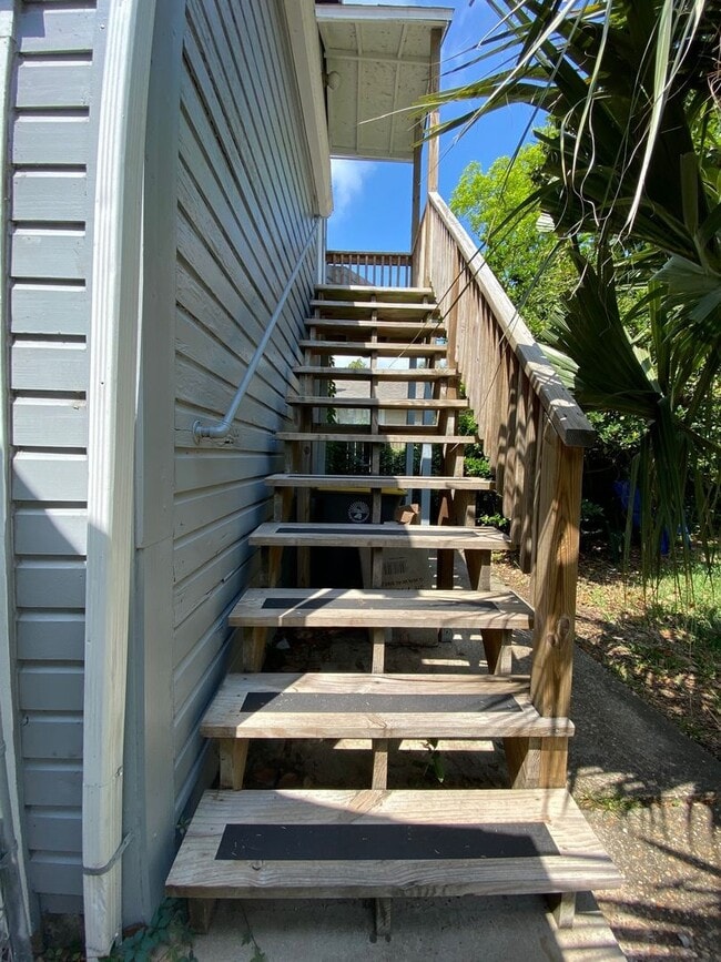 Building Photo - Cute studio for rent in the historic River...