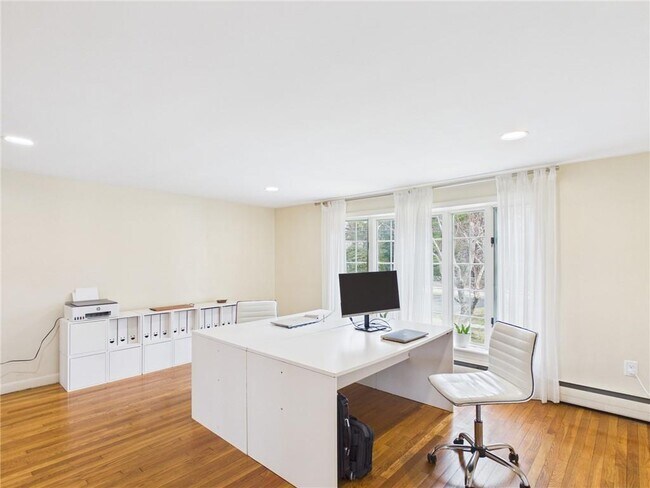 Building Photo - 449 Love Ln