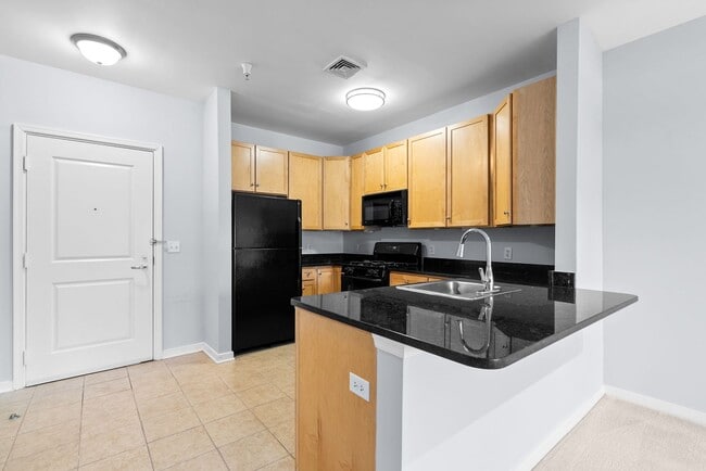 Building Photo - 1 Bed 1 Bath Plus Den - Silver Spring Condo - Garage Parking Space