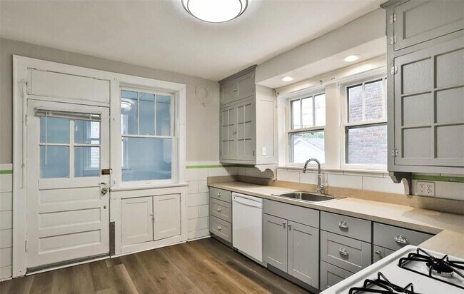 Building Photo - 7125 Dartmouth Ave
