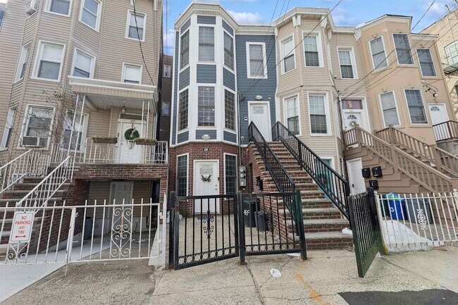 Building Photo - 489 Mercer St