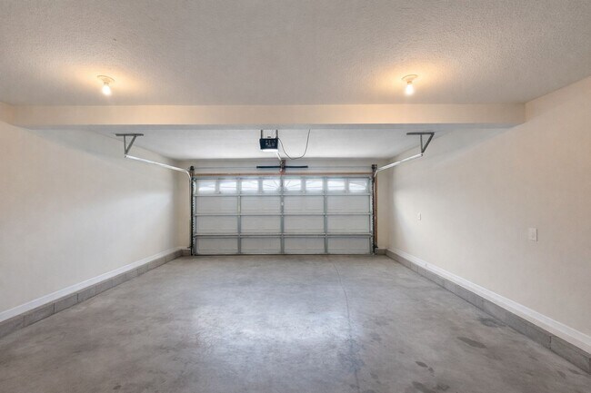 Building Photo - $1800 3 Bedrooms 2.5 Bath Brick Home with a bonus room!