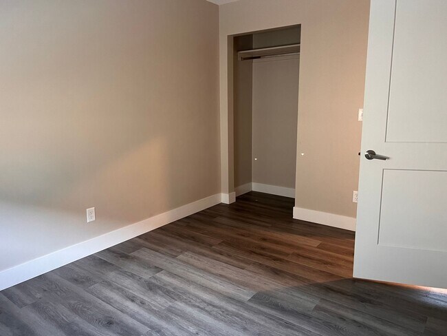 Building Photo - Clean & Modern 2 Bed, 1 Bath Apartment for Rent