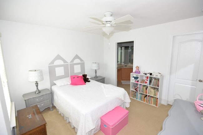 Building Photo - Lakefront Condo in Greenbrier