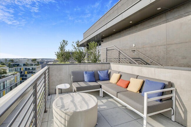 Building Photo - Fabulous 1 Bed/1 Bath condo at The Avidian in Navy Yard!