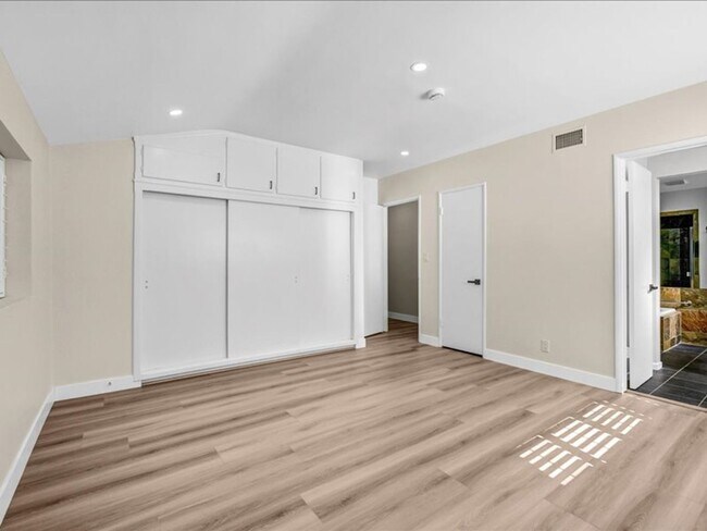 Building Photo - Welcome to this charming 3-bedroom, 2-bath...
