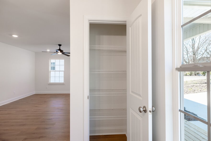 Building Photo - 812 Aubrey Ave