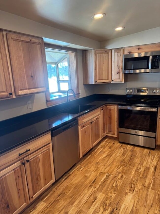 Building Photo - Beautifully upgraded 3 BR 2Ba with W/D and Shop/Garage in back.