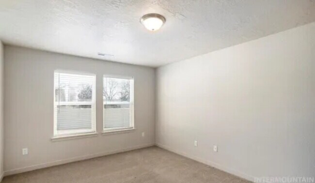 Building Photo - "Charming 3-Bed, 2-Bath Home with Spacious...