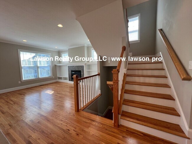 Building Photo - Upscale Three Bedroom in Colonial Green with Garage
