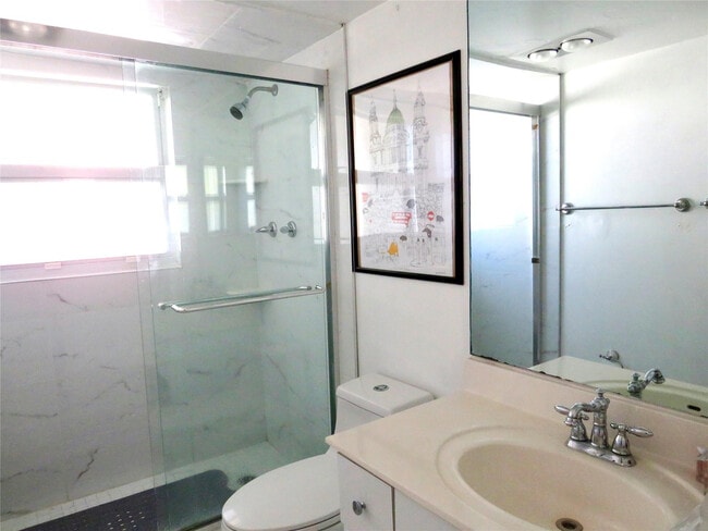 Building Photo - 2601 S Palm Aire Dr