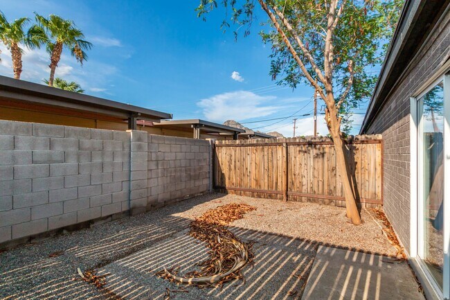 Building Photo - 1722 E Ocotillo Rd