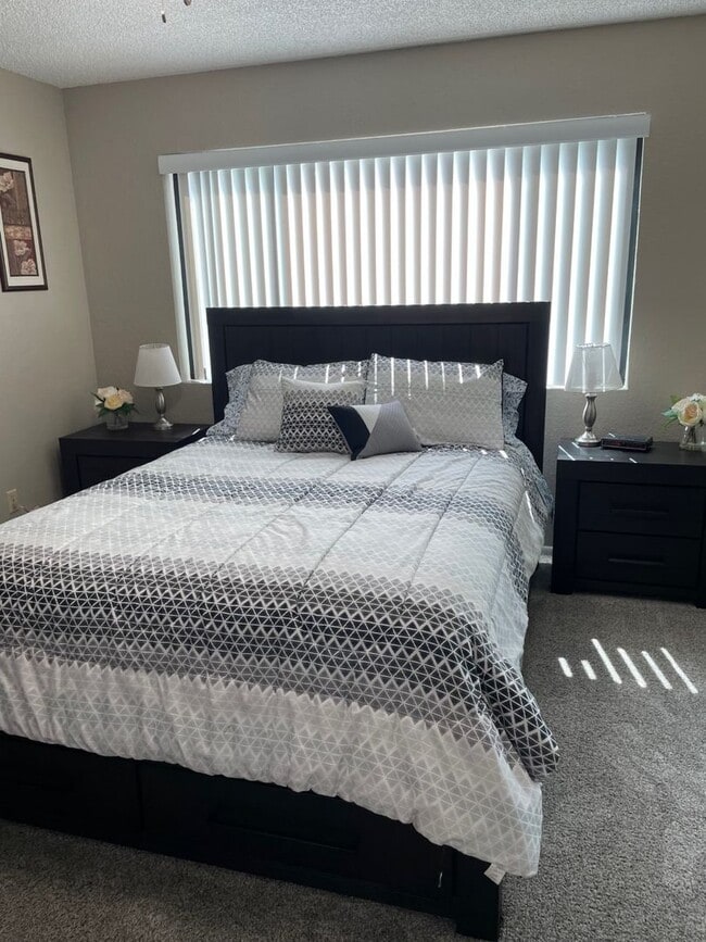 Building Photo - Furnished, ground floor unit! Move in ready.