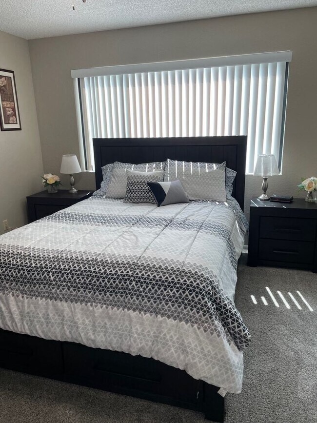 Building Photo - Move in ready! Furnished, ground floor unit!