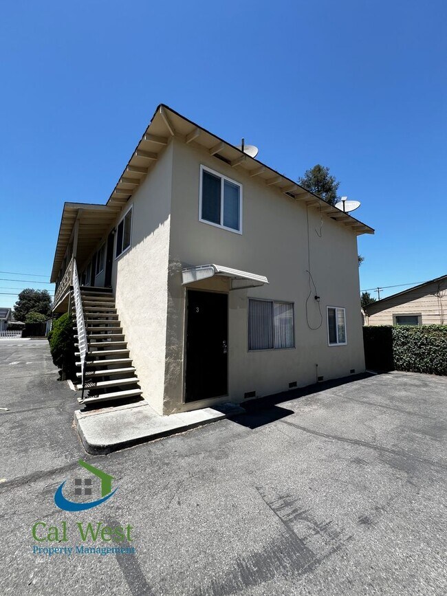 Building Photo - $1995 - Cozy 1/1 located near the Rose Garden