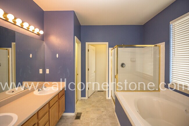 Building Photo - 3305 Hollycrest Dr
