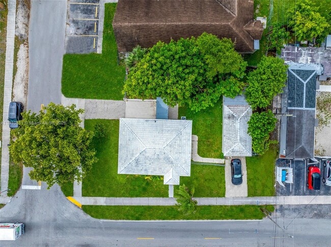 Building Photo - 6044 Funston St