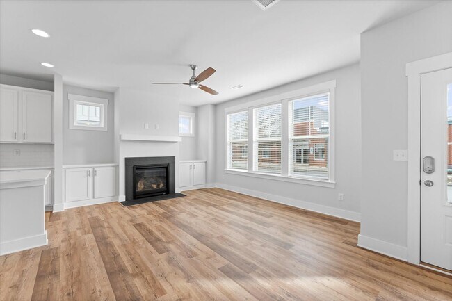 Building Photo - Stunning Lake Access End Unit Townhome Walking Distance to Downtown Davidson