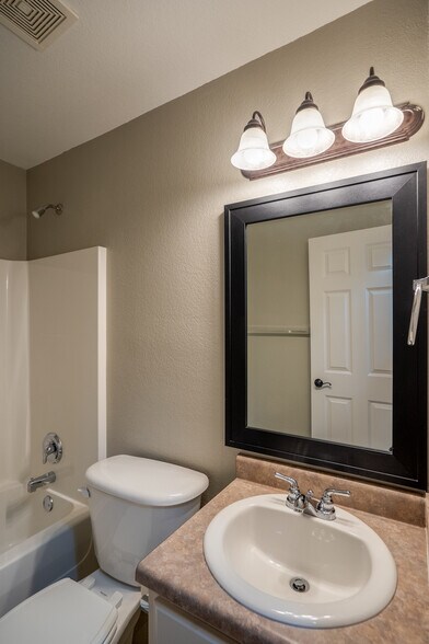 Building Photo - 4015 Glenstone Terrace