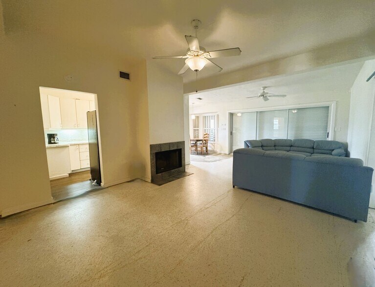 Building Photo - Waterfront Pool Home in Port Charlotte