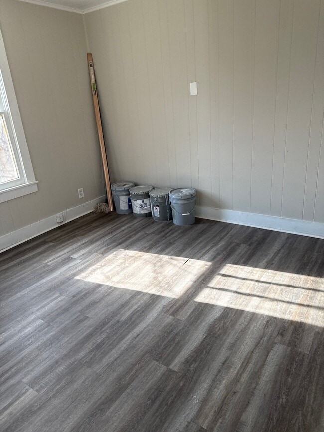 Building Photo - 144 Midland St