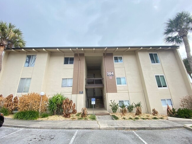 Building Photo - 584 Orange Dr