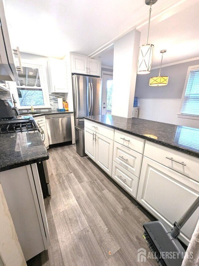 Building Photo - 651 Crescent Dr