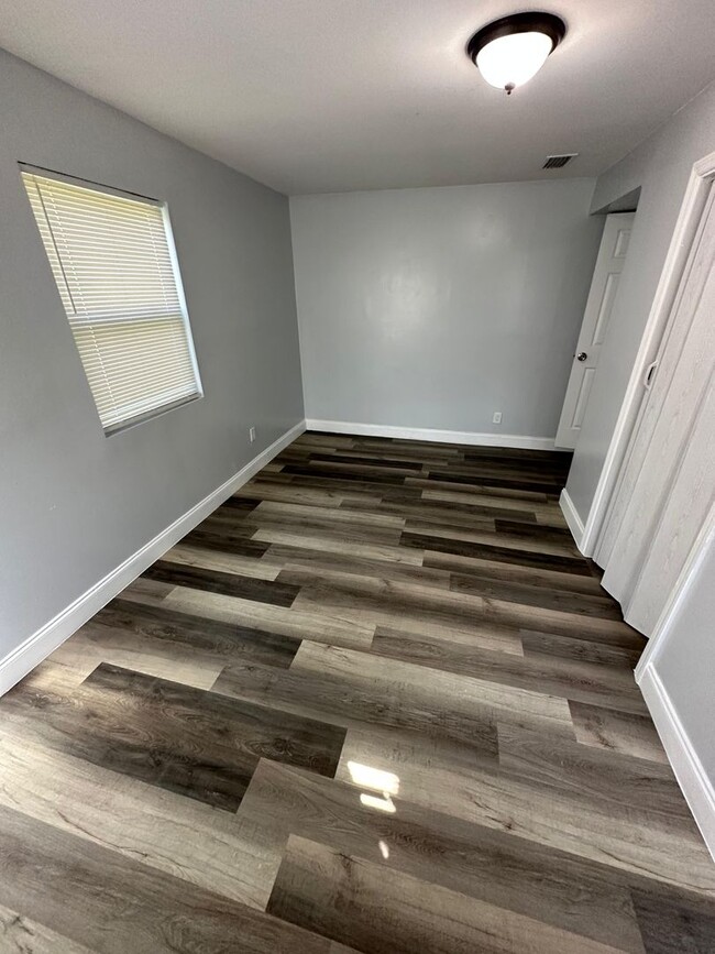 Building Photo - Fully Renovated 3/1 Single Family Ready to...