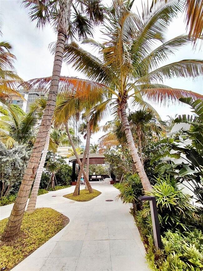 Building Photo - 6365 Collins Ave