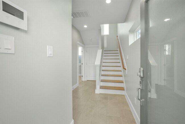 Building Photo - 720 W Donovan St