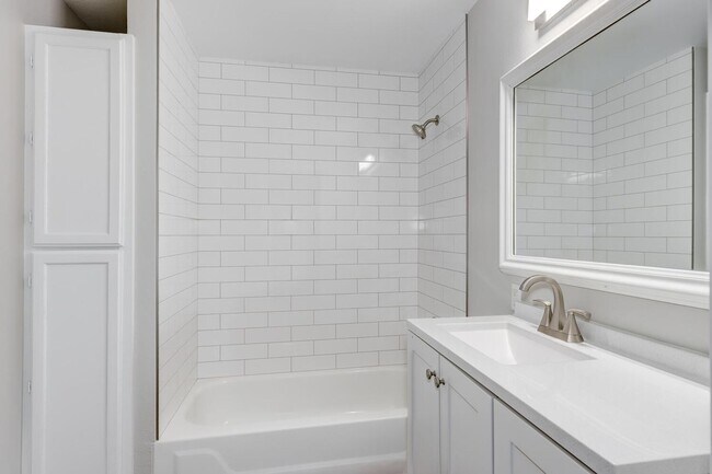 Building Photo - Dewey Duplex