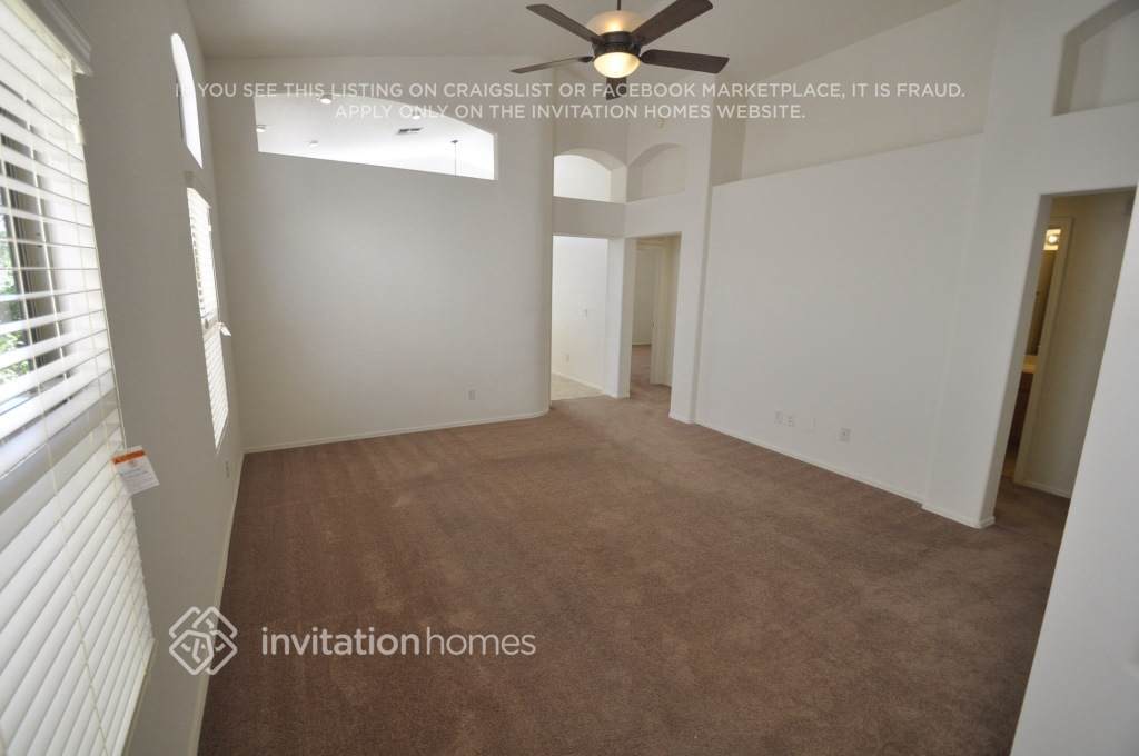 Building Photo - 10541 W Almeria Rd