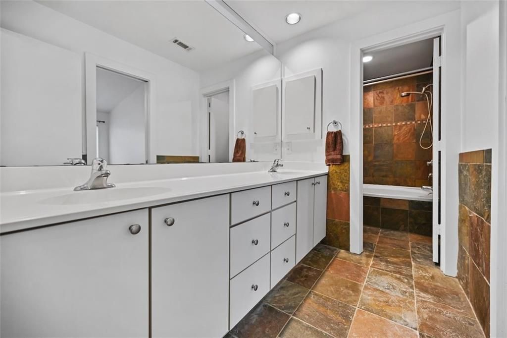 Building Photo - 920 Memorial Dr SE