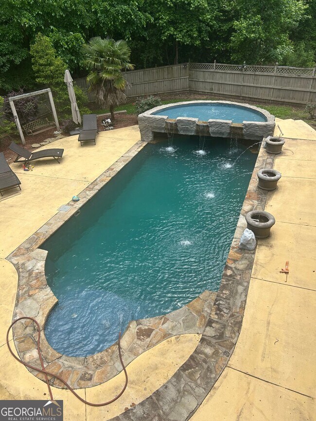 Building Photo - 711 Pine Grove Cir